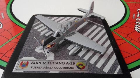 Aviones a escala de la fuerza aérea colombiana